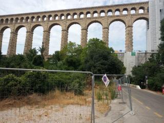 Il ressemble de loin au Pont du Gard, mais n'a pas été construit par les romains (1847).