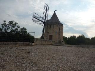 Le Moulin d'Alphonse Daudet au petit matin.