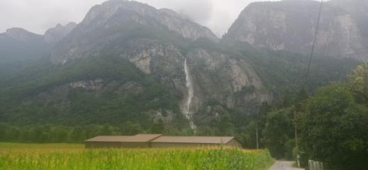 Une jolie cascade sur la route en direction du col de Saxel.