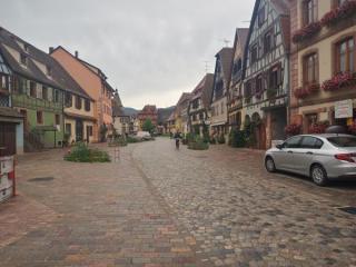 Une rue de Bergheim, village typiquement alsacien avec ses pavés et maisons à colombages.