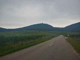 La météo est en train de tourner à la pluie, lorsque se présente le château de Haut-Koenigsbourg, tout la haut sur la montagne.