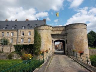 On entre dans Bergues par une porte de fortification